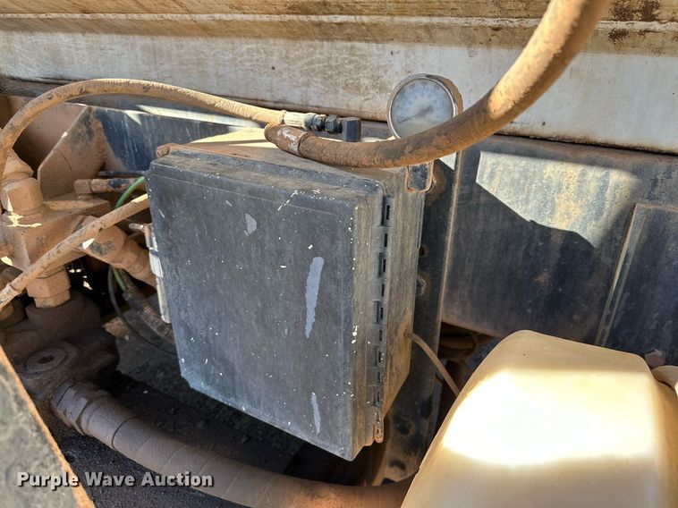 image for item IB9282 2002 International 4900  refuse truck