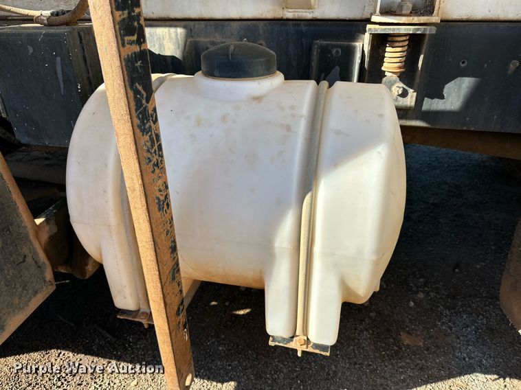 image for item IB9282 2002 International 4900  refuse truck