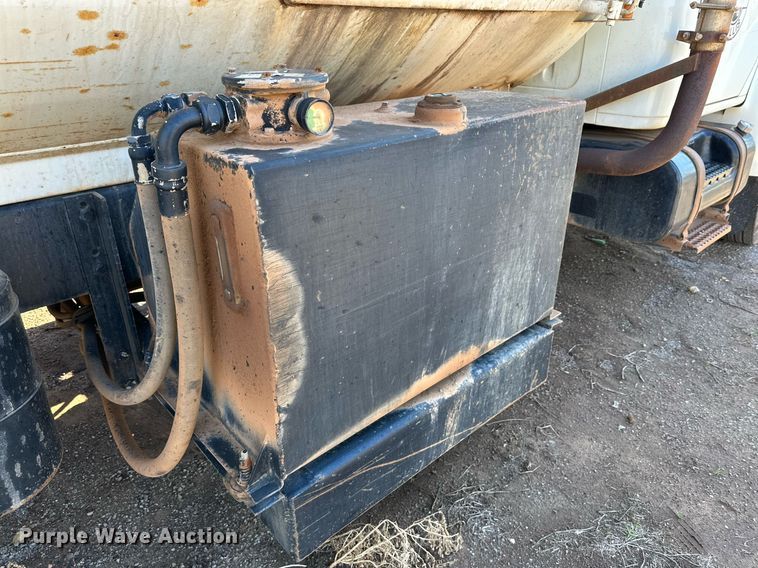 image for item IB9282 2002 International 4900  refuse truck