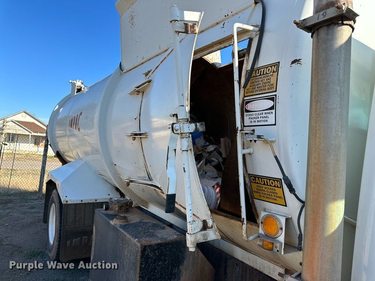 image for item IB9282 2002 International 4900  refuse truck