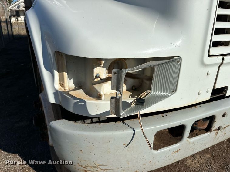 image for item IB9282 2002 International 4900  refuse truck