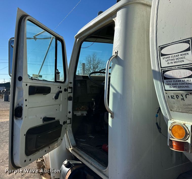 image for item IB9282 2002 International 4900  refuse truck