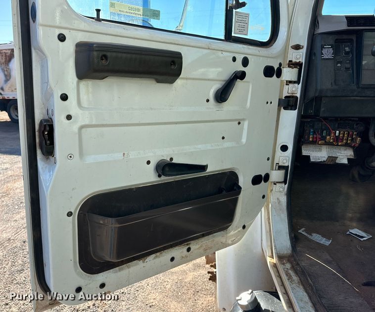 image for item IB9282 2002 International 4900  refuse truck