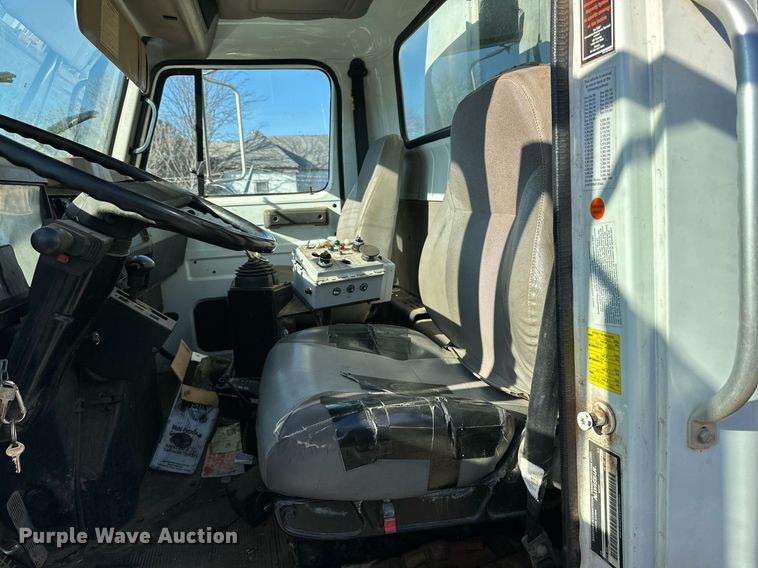 image for item IB9282 2002 International 4900  refuse truck