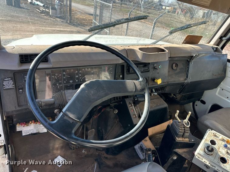 image for item IB9282 2002 International 4900  refuse truck