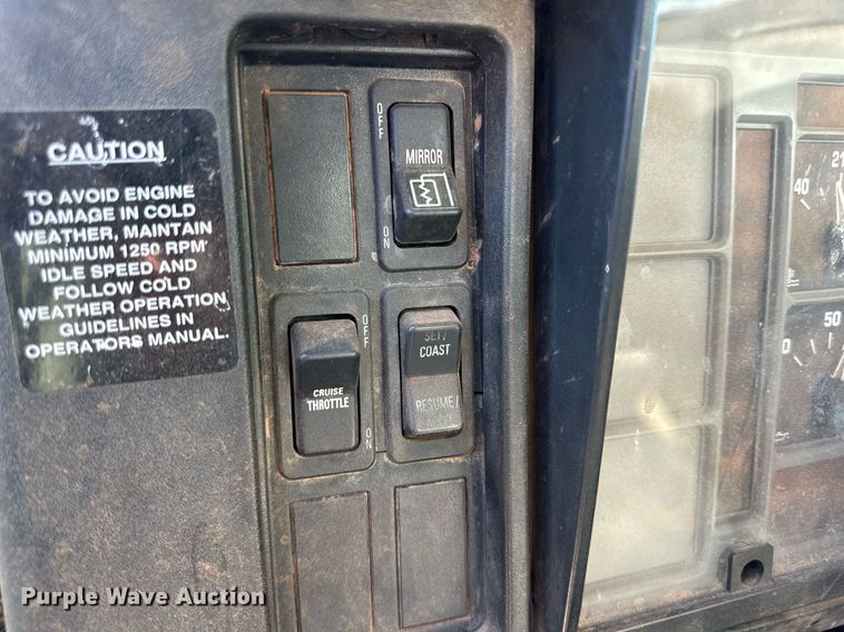 image for item IB9282 2002 International 4900  refuse truck