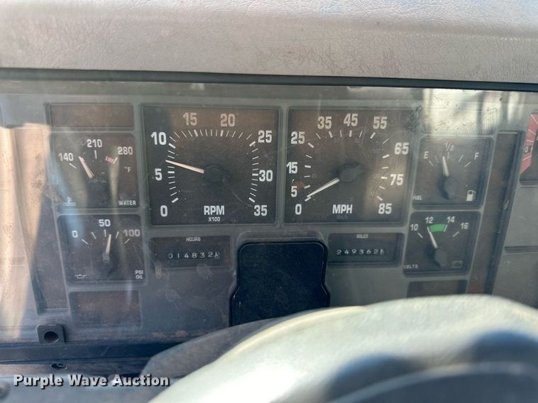 image for item IB9282 2002 International 4900  refuse truck