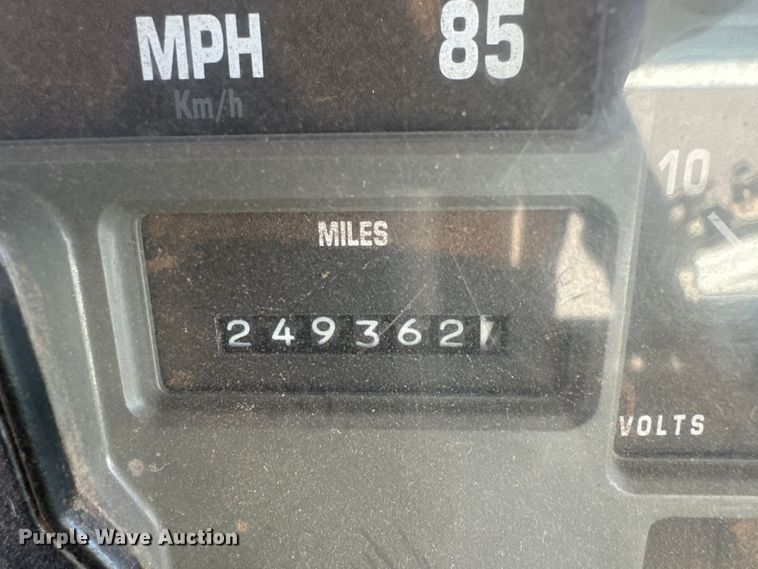 image for item IB9282 2002 International 4900  refuse truck