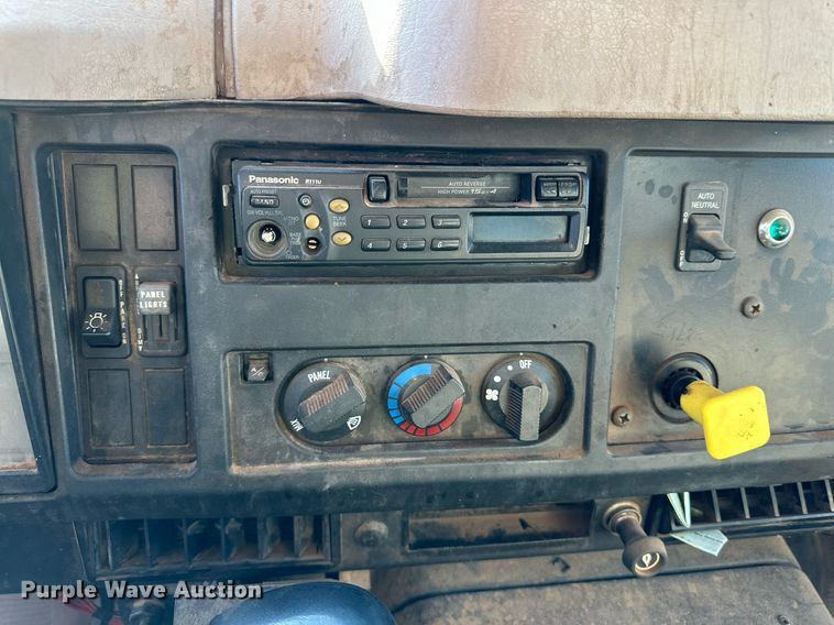 image for item IB9282 2002 International 4900  refuse truck