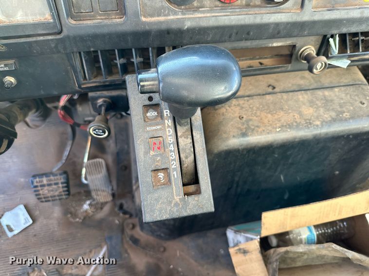 image for item IB9282 2002 International 4900  refuse truck