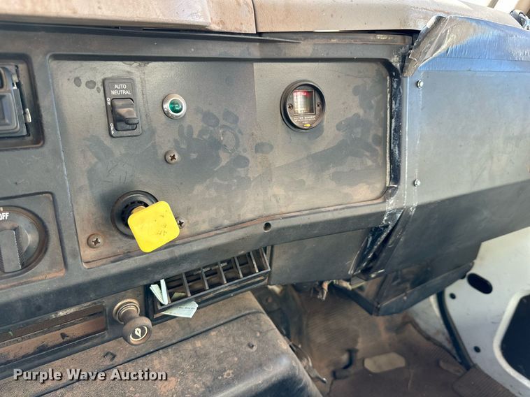 image for item IB9282 2002 International 4900  refuse truck