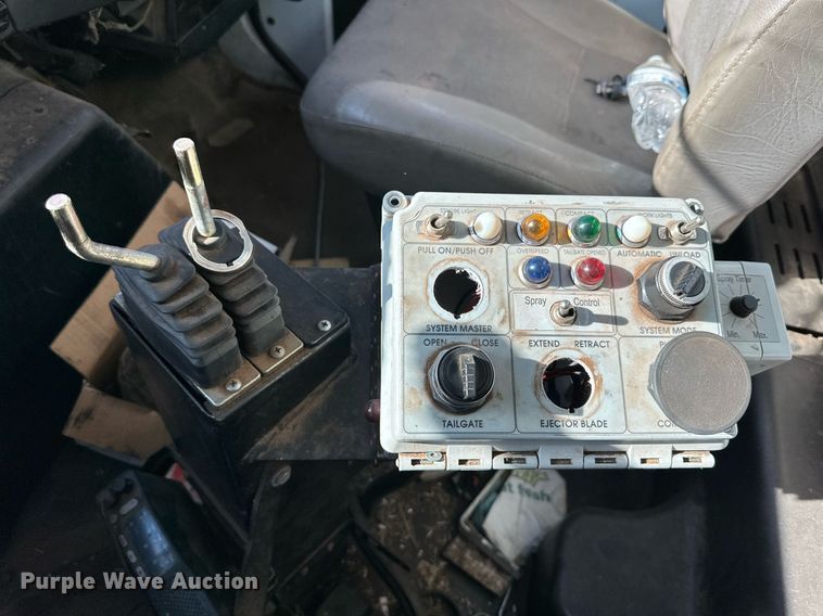 image for item IB9282 2002 International 4900  refuse truck