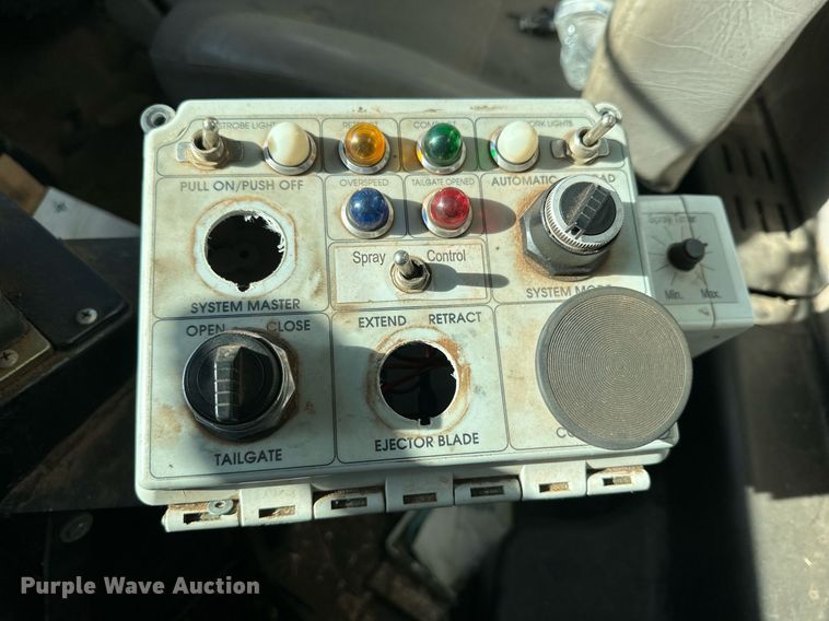 image for item IB9282 2002 International 4900  refuse truck