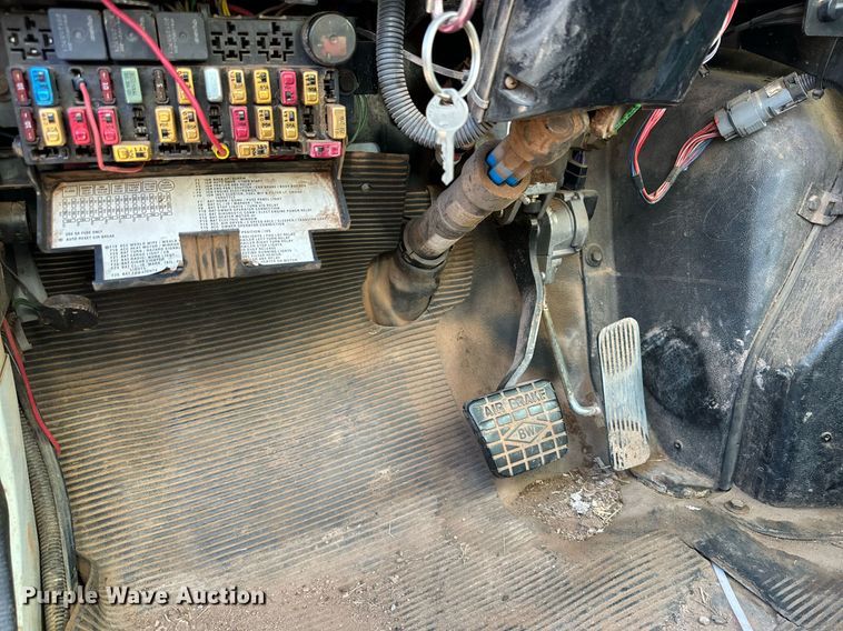 image for item IB9282 2002 International 4900  refuse truck