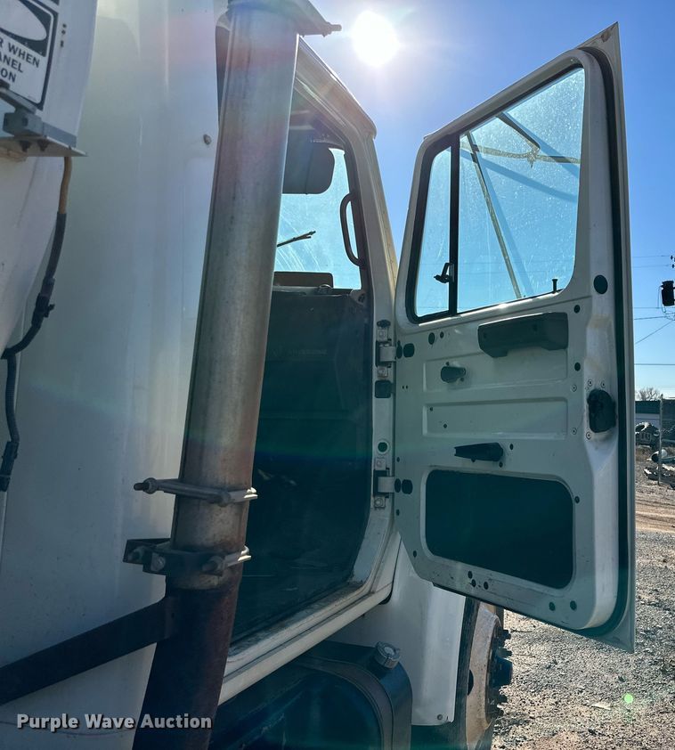 image for item IB9282 2002 International 4900  refuse truck