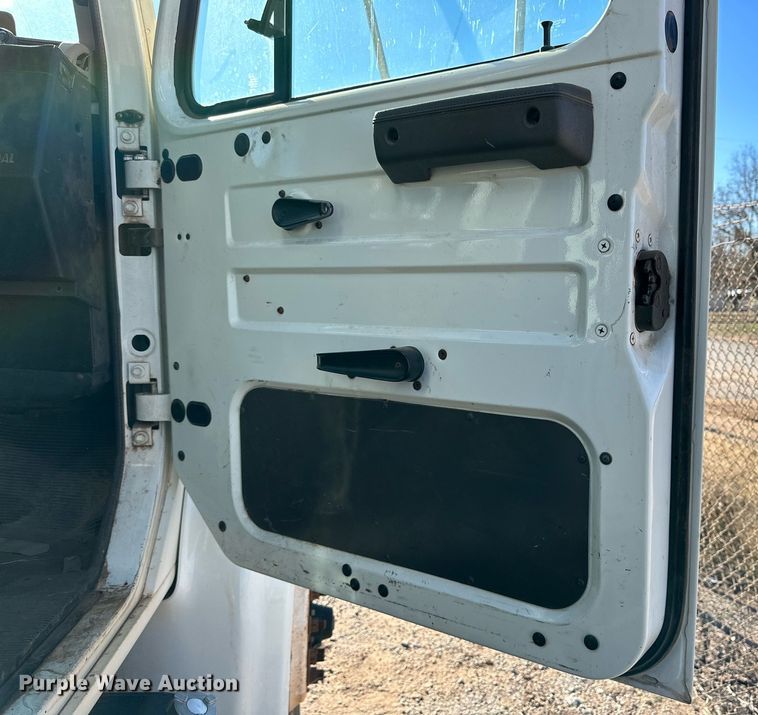 image for item IB9282 2002 International 4900  refuse truck