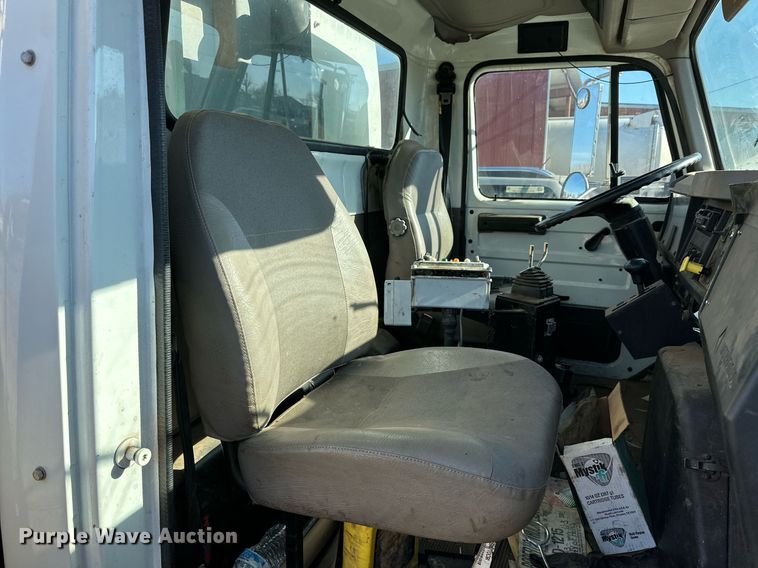 image for item IB9282 2002 International 4900  refuse truck