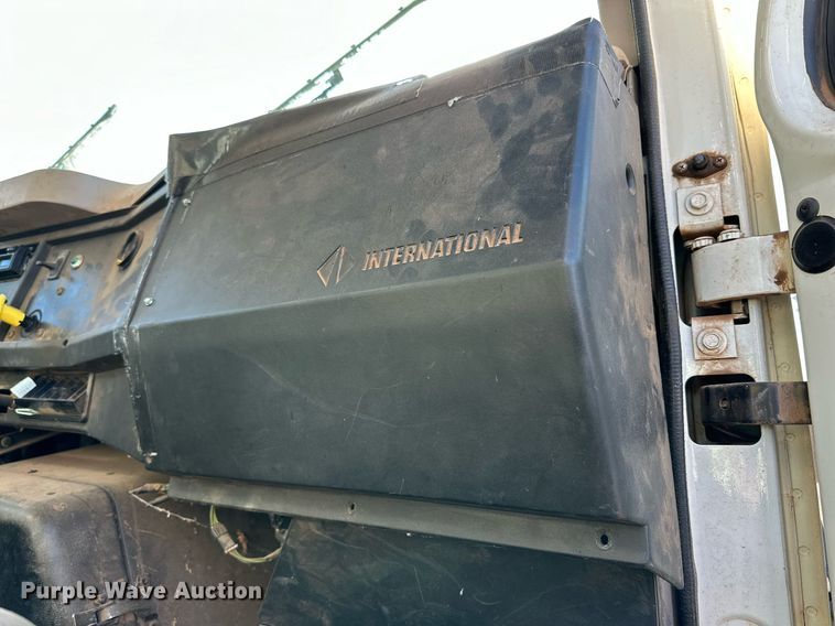 image for item IB9282 2002 International 4900  refuse truck