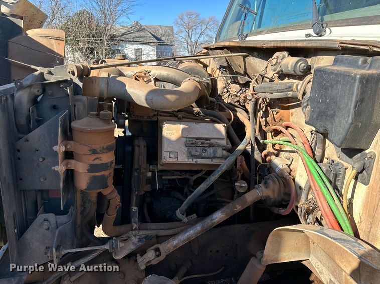 image for item IB9282 2002 International 4900  refuse truck