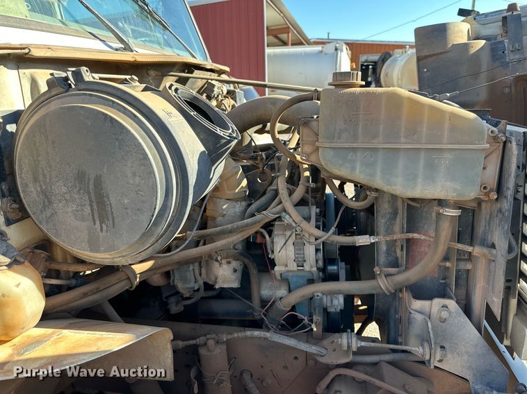 image for item IB9282 2002 International 4900  refuse truck