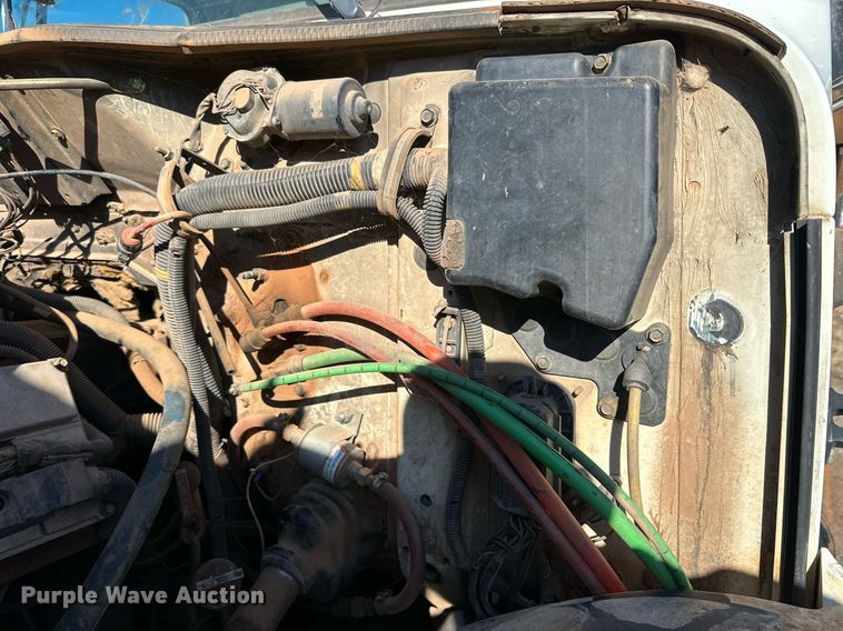 image for item IB9282 2002 International 4900  refuse truck