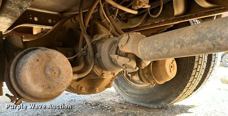 image for item IB9282 2002 International 4900  refuse truck