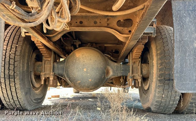 image for item IB9282 2002 International 4900  refuse truck