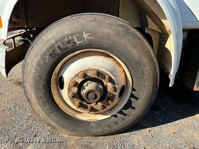 image for item IB9282 2002 International 4900  refuse truck