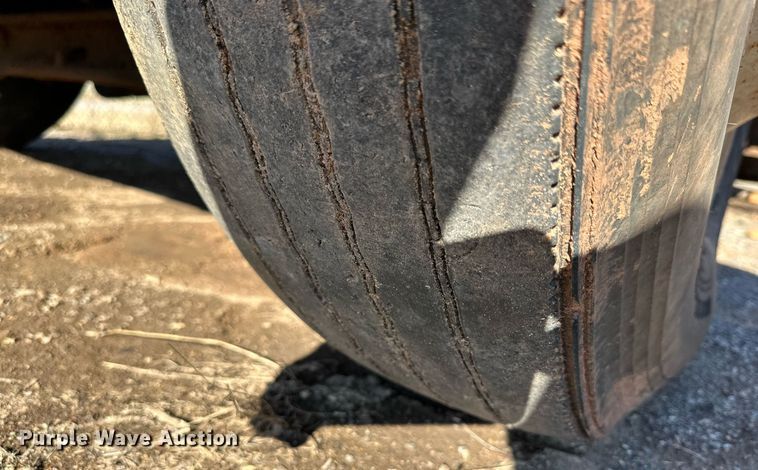 image for item IB9282 2002 International 4900  refuse truck