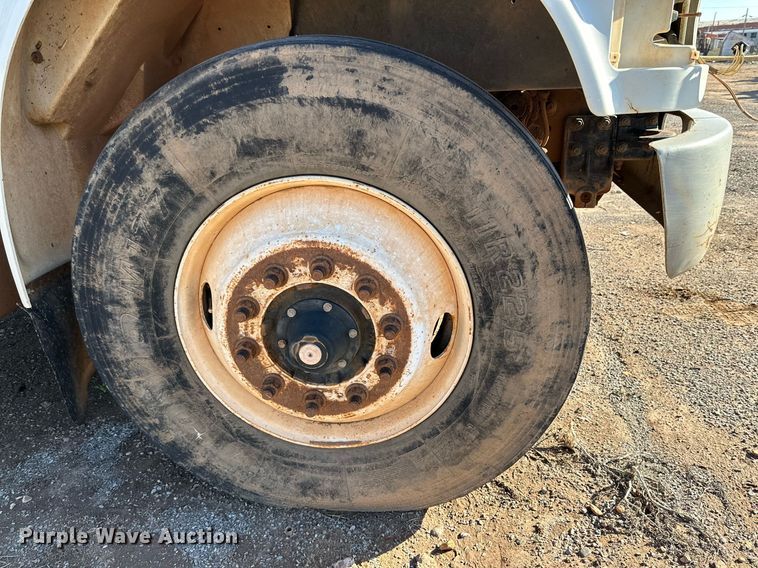 image for item IB9282 2002 International 4900  refuse truck