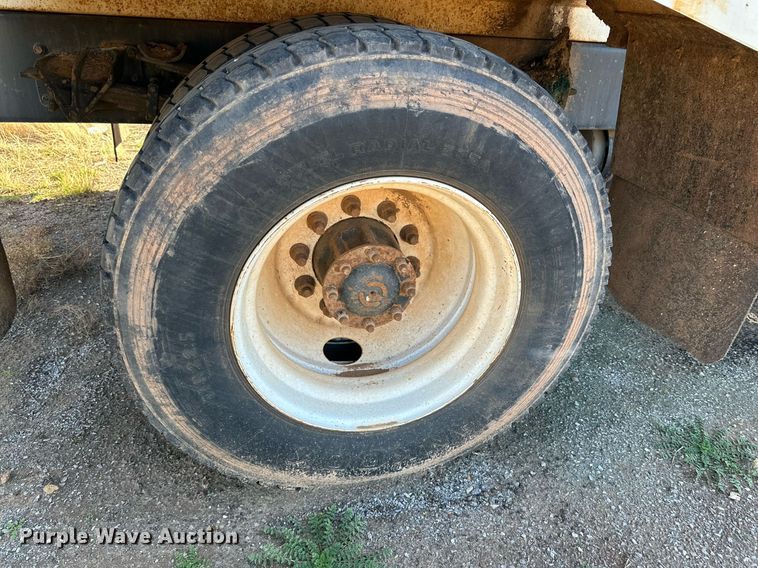 image for item IB9282 2002 International 4900  refuse truck