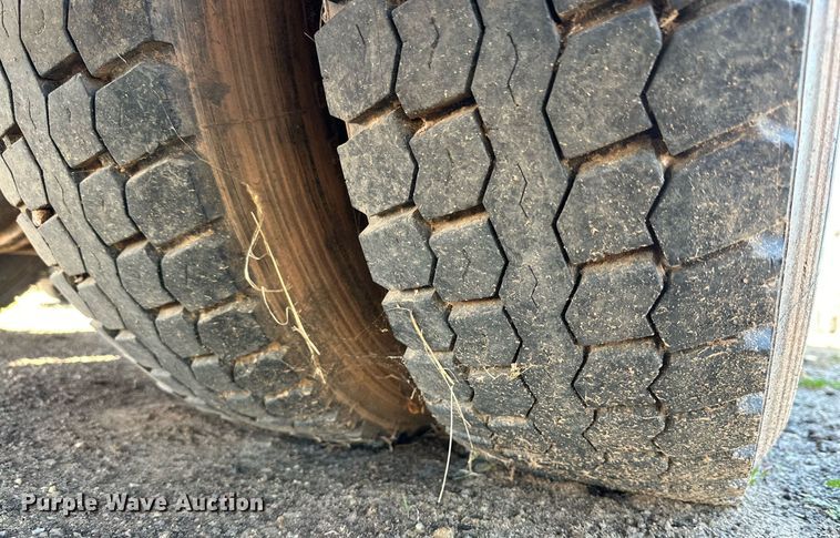 image for item IB9282 2002 International 4900  refuse truck