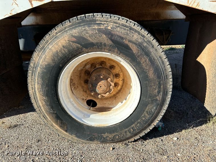 image for item IB9282 2002 International 4900  refuse truck