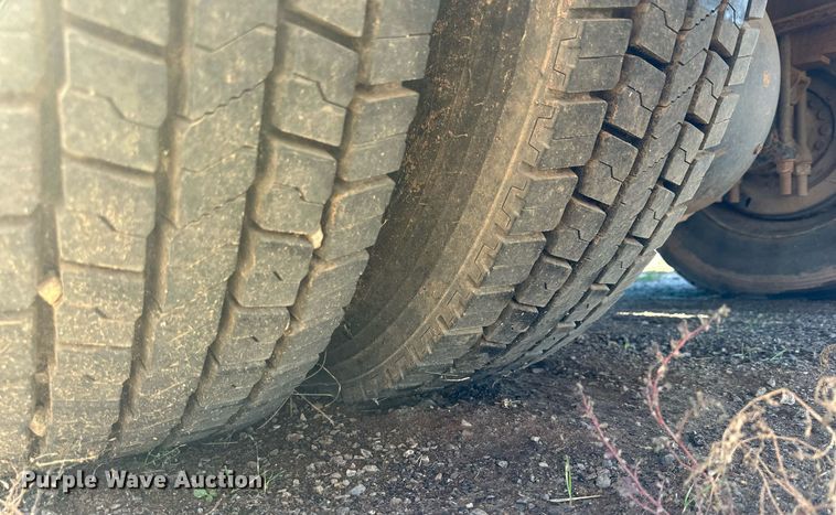 image for item IB9282 2002 International 4900  refuse truck