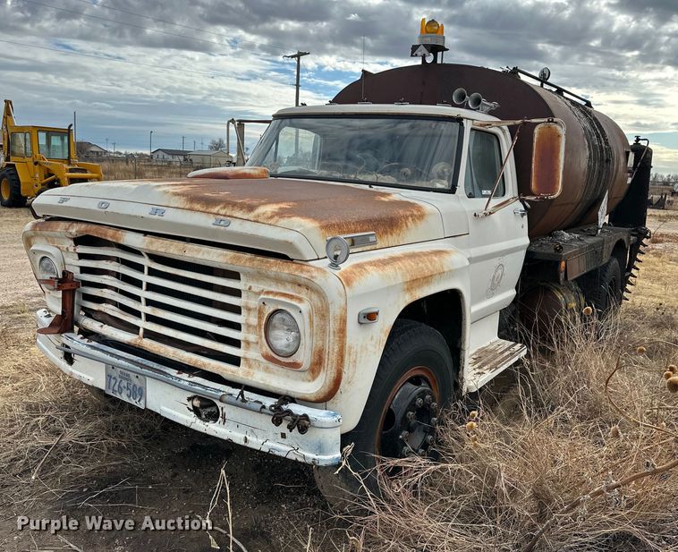 image for item IB9285 1971 Ford F750  oil distributor truck