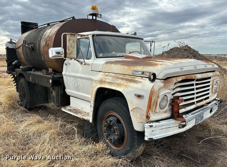 image for item IB9285 1971 Ford F750  oil distributor truck