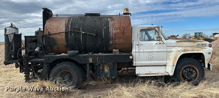 image for item IB9285 1971 Ford F750  oil distributor truck