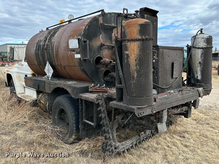 image for item IB9285 1971 Ford F750  oil distributor truck