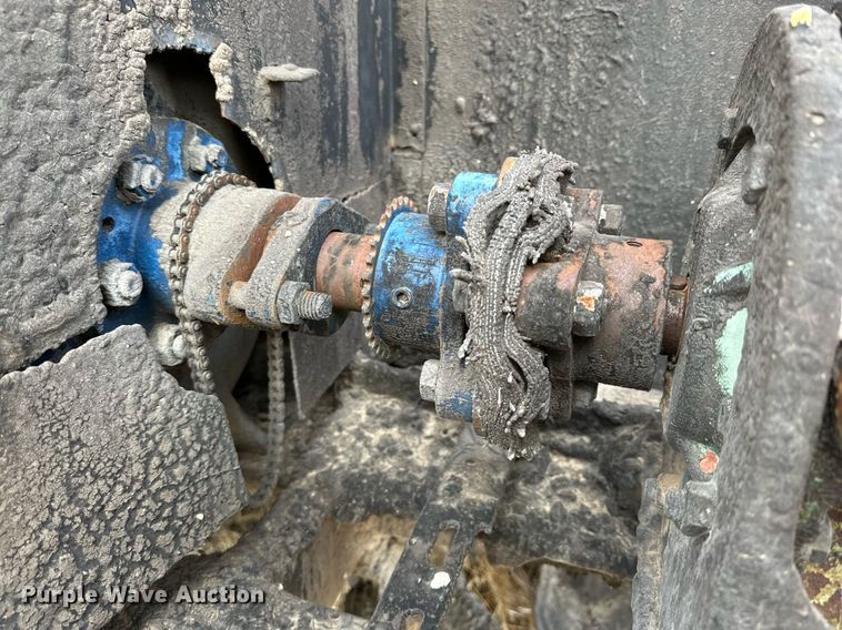 image for item IB9285 1971 Ford F750  oil distributor truck