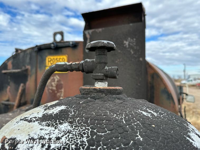 image for item IB9285 1971 Ford F750  oil distributor truck