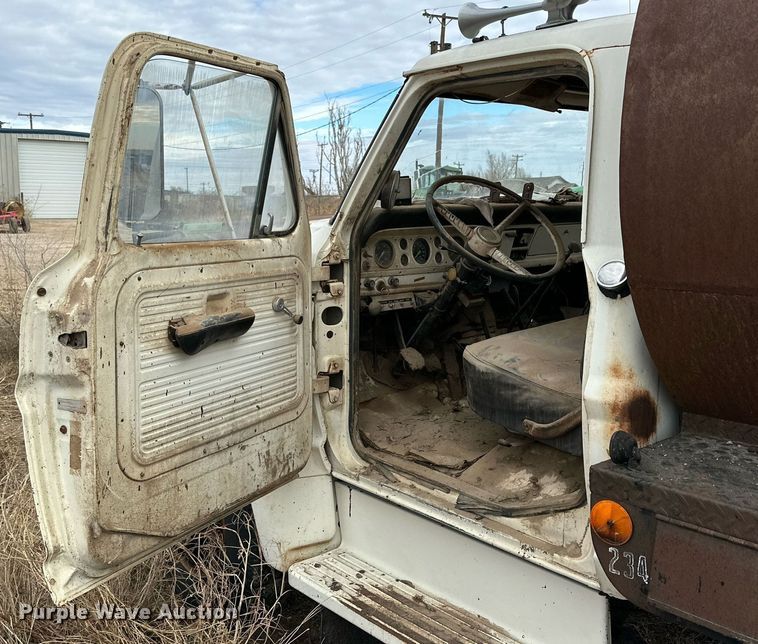 image for item IB9285 1971 Ford F750  oil distributor truck