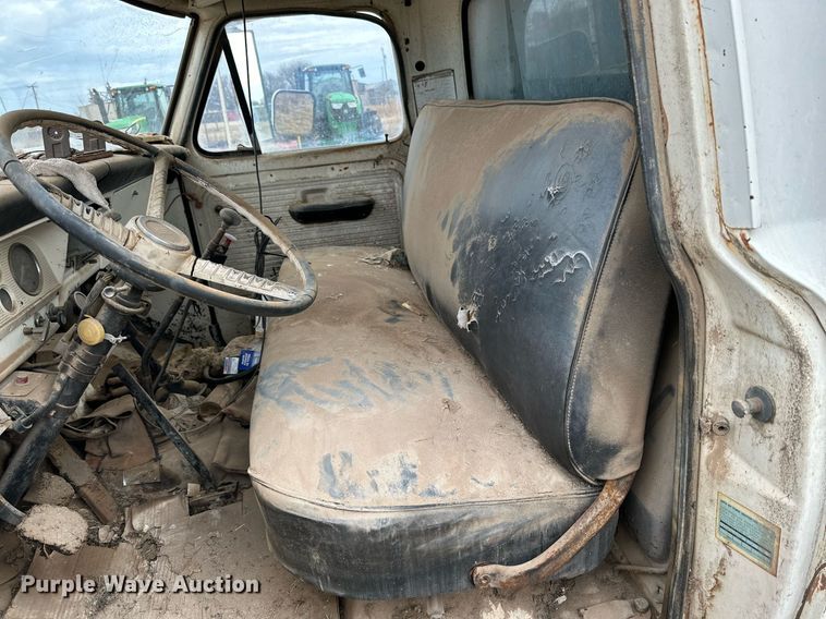 image for item IB9285 1971 Ford F750  oil distributor truck