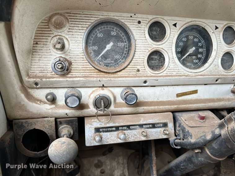 image for item IB9285 1971 Ford F750  oil distributor truck