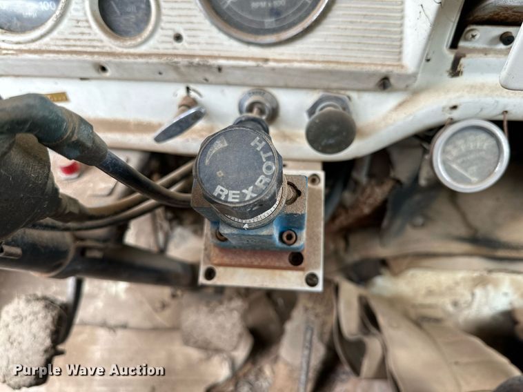 image for item IB9285 1971 Ford F750  oil distributor truck