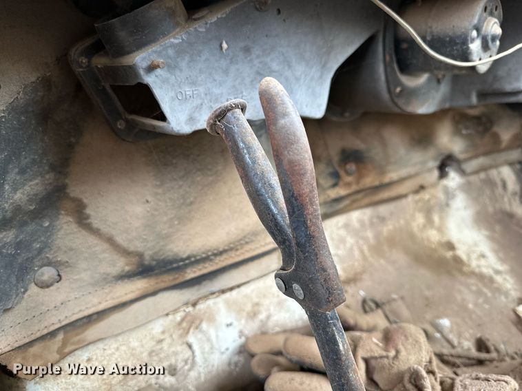 image for item IB9285 1971 Ford F750  oil distributor truck