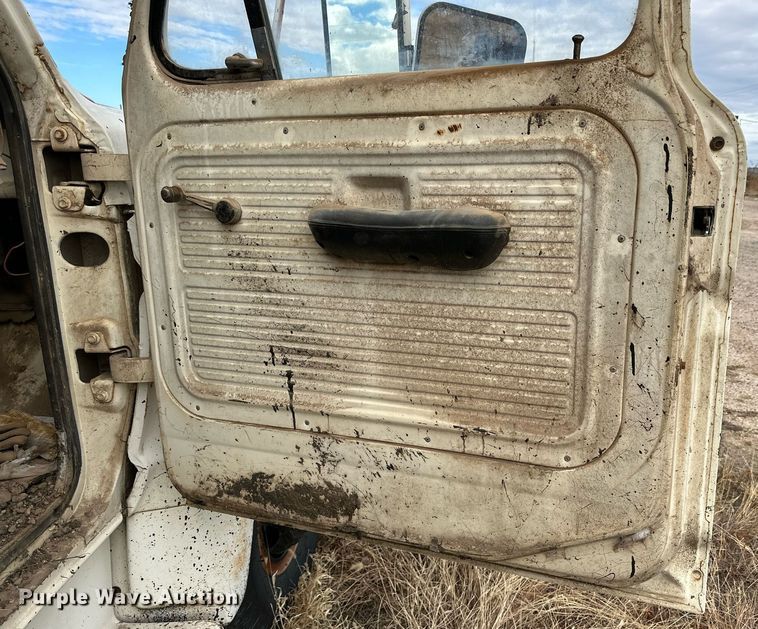 image for item IB9285 1971 Ford F750  oil distributor truck