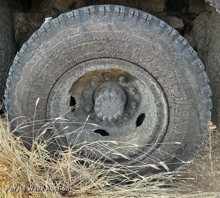 image for item IB9285 1971 Ford F750  oil distributor truck