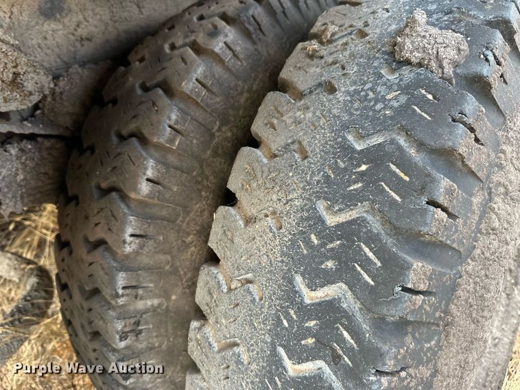 image for item IB9285 1971 Ford F750  oil distributor truck