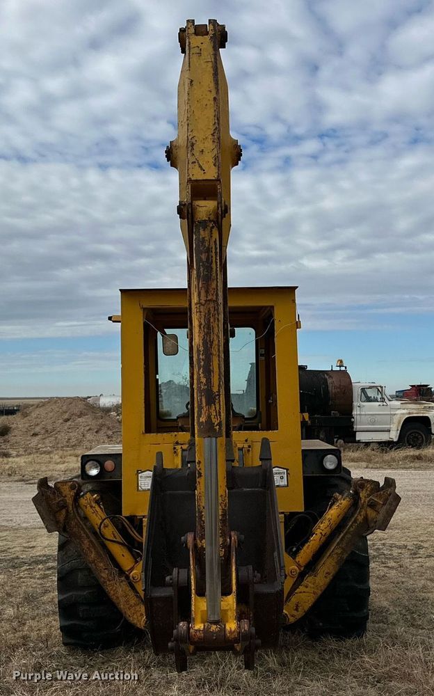 image for item IB9288 1973 John Deere 410  backhoe