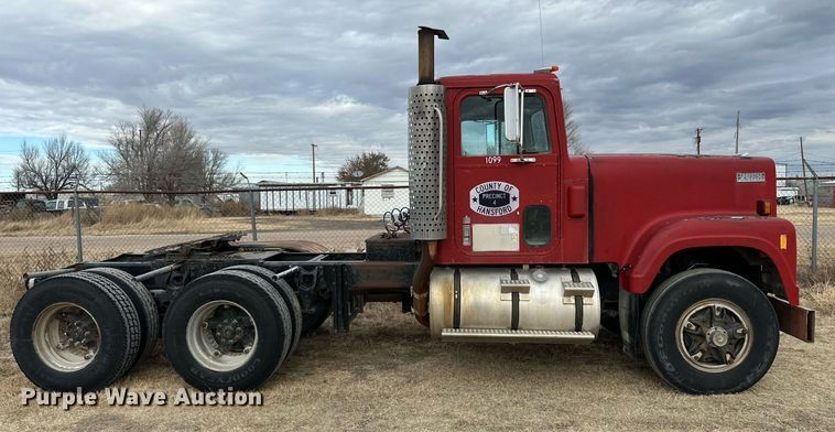 image for item IB9289 1983 International TranStar F4370  semi truck